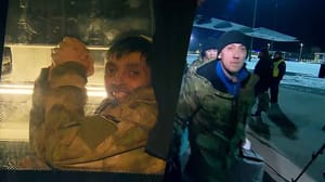 Новости В Москву прилетела первая часть освобожденных российских военных