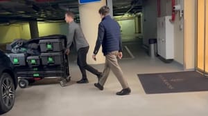 Новости Машина Карлсона с оборудованием покинула отель в Москве