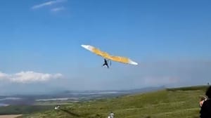 Новости Момент падения парапланериста на женщину в Башкирии попал на видео