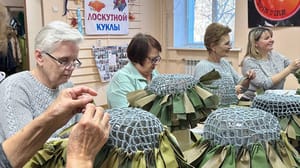 Вести – Амурская область Мастерицы из Благовещенска передадут сотню нашлемников для амурских защитников
