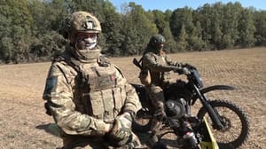 Новости Российские подразделения тренируются штурмовать позиции врага на мотоциклах