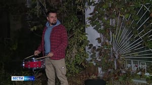 Вести-Курск Курский художник Олег Радин в честь 32-летия галереи «АЯ» открыл «Памятник креативной индустрии»