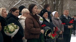 Conduz. Volgograd - Volgograd escola abriu uma placa memorial em memória do lutador Vladislav Plakhov