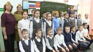 Conduz. Aula patriótica "Glória e orgulho da Rússia" realizada para Tyumen escolares
