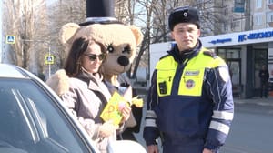 Вести. Белгород В Белгороде проходит акция "Цветы для автоледи"