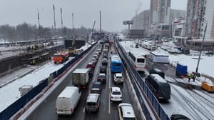 Auf dem Hauptweg des Warschauer Highways erscheint eine moderne Überführung