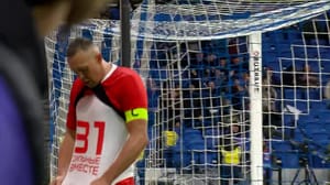 Dzyuba a noté le record des buts marqués, montrant un T-shirt avec le nombre 31