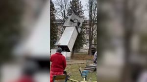 Новости - Памятник Советскому солдату снесли во Львовской области