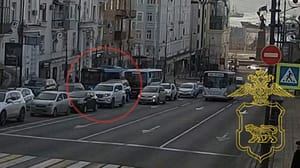 Новости Во Владивостоке автобус врезался в здание краевого суда