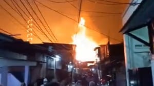 Новости - Очевидцы сняли кадры крупного пожара в топливохранилище в Джакарте
