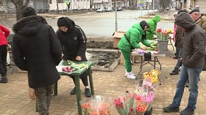 Вести. Белгород В Белгороде с самого утра сотни мужчин штурмовали цветочные ярмарки