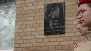 Новости В Мелитополе установили мемориальную доску в честь Дарьи Дугиной