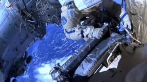 Новости - Российские космонавты вышли в открытый космос