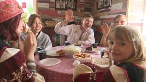 Вести. Псков Ученики младших классов из Паниковичей и Нового Изборска приехали в лингвистический лагерь сето в Сигово