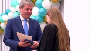 Вести Поморья Архангельские выпускники получили аттестаты из рук главы города
