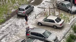 Новости Жители Новосибирска делятся кадрами ливня с градом