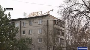 Вести. Регион-Тюмень - Жильцы пострадавшей от пожара тюменской пятиэтажки встречают холода без крыши над головой