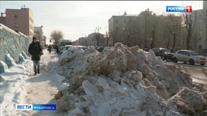 Вести. Хабаровск Смотрите в 21:30. Автолюбители и пешеходы краевой столицы массово жалуются на горы снега у дорог