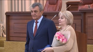 Вести. Аланийы хабæрттæ Сергей Меняйло радта паддзахадон æмæ республикон хæрзиуджытæ æвзарæн къамисты уæнгтæн