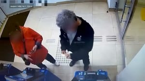 Вести Сочи Сочинец забрал из банкомата 130 тысяч рублей, которые оставил предыдущий клиент