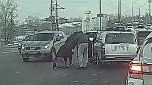 Новости В Иркутске двое мужчин перекрыли движение по мосту и устроили драку