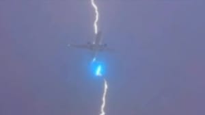 Новости Молния ударила в самолет, вылетавший из аэропорта Ванкувера