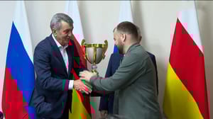 Вести. Алания Сергей Меняйло наградил победителей олимпиады интеллектуальных единоборств «Кредо – знание»