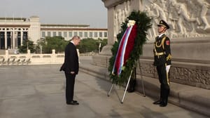 Новости Путин возложил венок к памятнику Народным героям