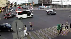 Вести. Волгоград В Волгограде женщина сбила самокатчика на пешеходном переходе
