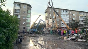 Вести. Урал После ЧП в Нижнем Тагиле горожане продолжают приносить цветы и игрушки к месту трагедии