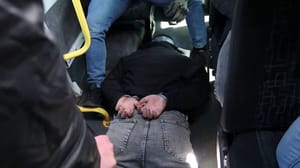 Новости Появилось видео задержания подозреваемых в поджогах на объектах связи