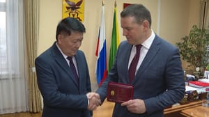 Вести-Чита Марат Мирхайдаров получил знак отличия «За вклад в развитие Забайкальского края»