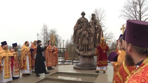 Вести. Псков В Дно сегодня открыли памятник Романовым