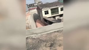 Вести. Дежурная часть - В Китае владелец дома отказался от компенсации из-за прокладки новой дороги
