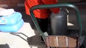 开车 农场居民Lyubimov Shcherbinov必须喝泥地和苦水